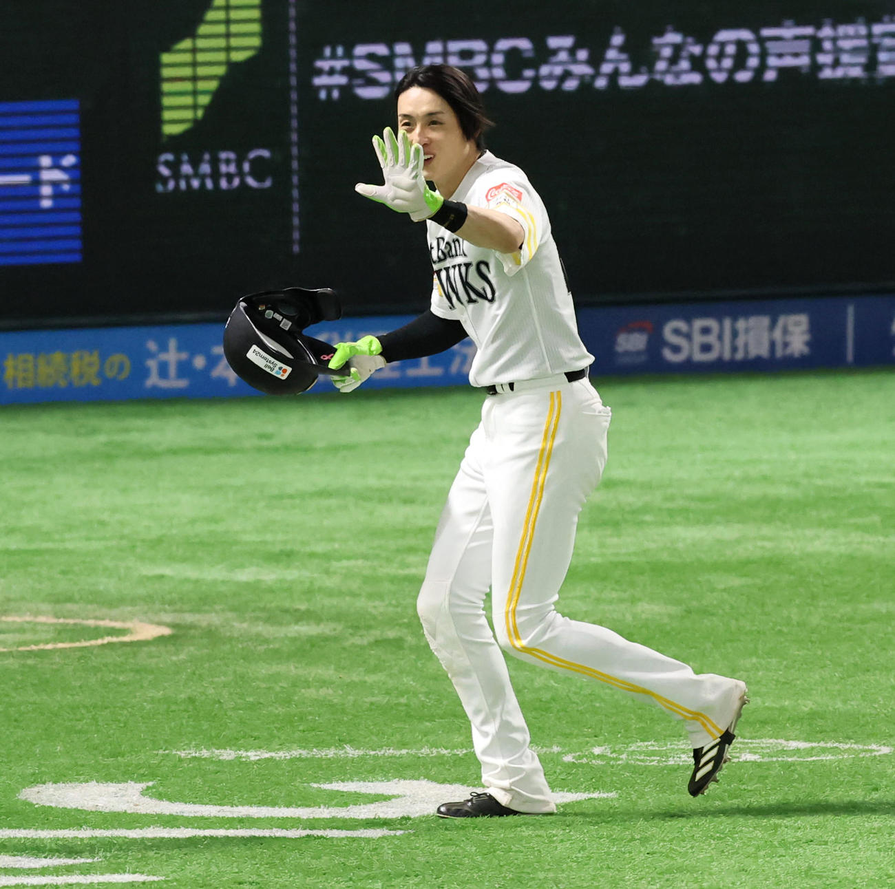 ソフトバンク対阪神　　7回裏ソフトバンク2死、周東はこの試合5安打を放って日本シリーズ新記録となり、攻守交代で笑顔を見せながらベンチへ引き揚げる（撮影・加藤哉）