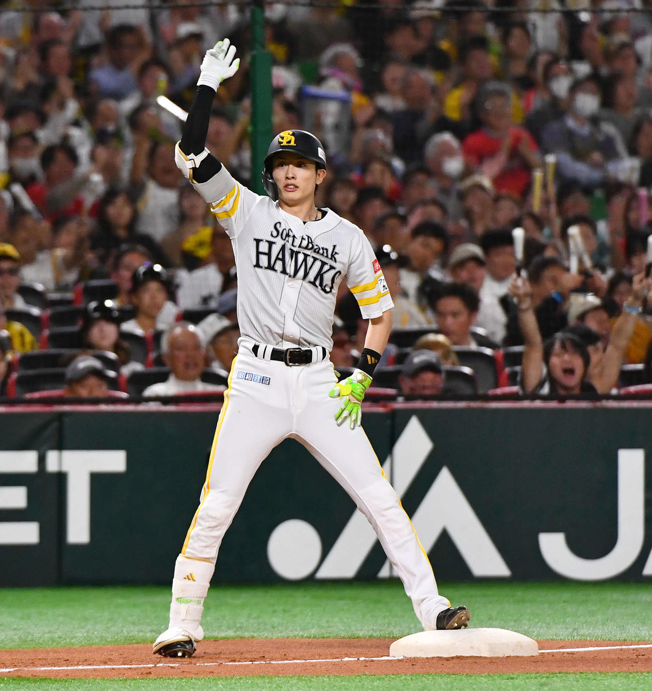 ソフトバンク対阪神　2回裏ソフトバンク2死二塁、左中間へ適時三塁打を放ち、ベンチに向かって手を挙げる周東（撮影・岩下翔太）