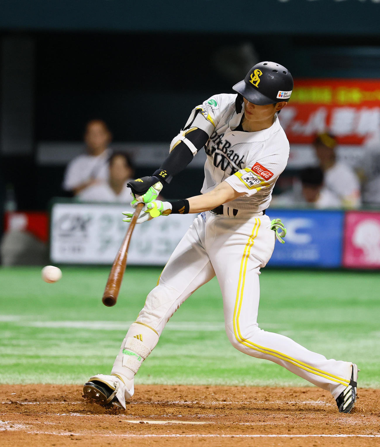 ソフトバンク対阪神　3回表ソフトバンク2死一塁、周東は中前打を放つ（撮影・藤尾明華）