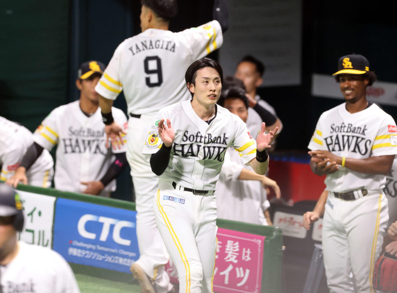 ソフトバンク対阪神　2回裏ソフトバンク2死一塁、近藤が適時二塁打を放ち拍手で喜ぶ周東らベンチ（撮影・浅見桂子）