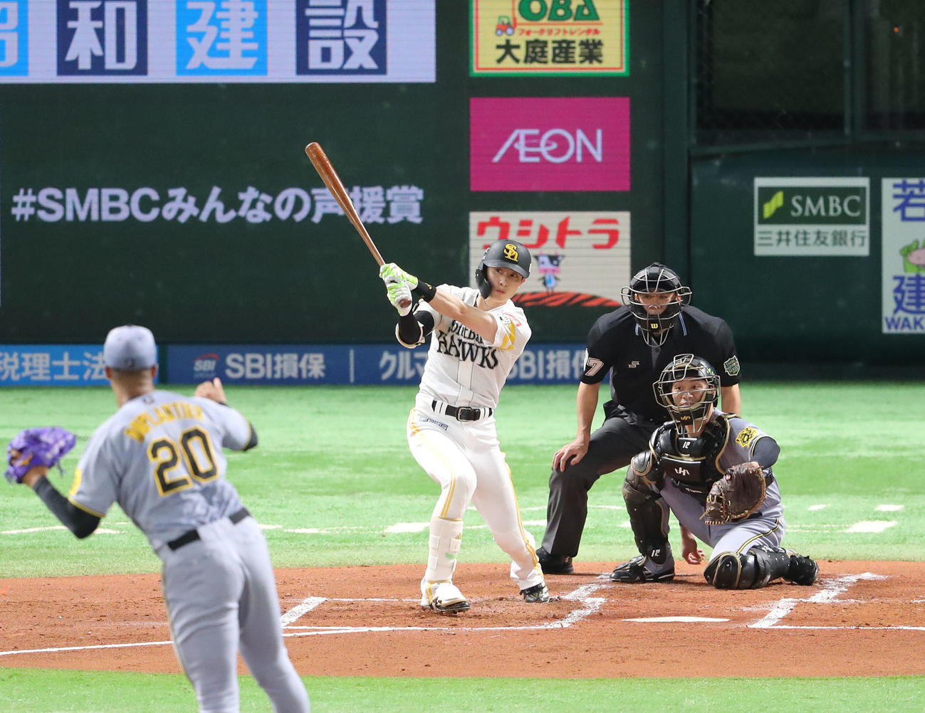 ソフトバンク対阪神　1回裏ソフトバンク無死一塁、周東は右前打を放つ（撮影・梅根麻紀）