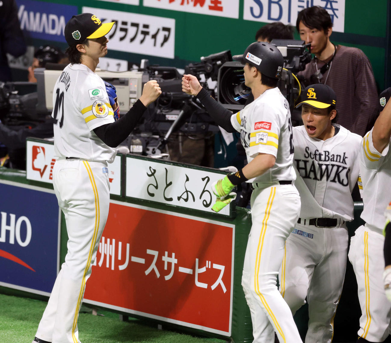 ソフトバンク対阪神　1回裏ソフトバンク2死一、二塁、栗原の同点適時打で生還した周東（右）をグータッチで迎える上沢（撮影・浅見桂子）
