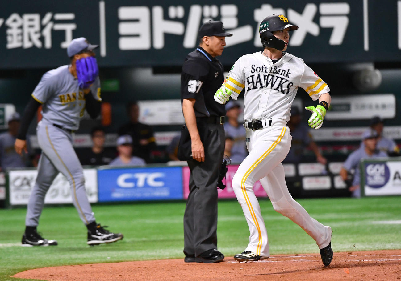 ソフトバンク対阪神　1回裏ソフトバンク2死一、二塁、栗原の右前同点適時打で生還した周東（右）。左はデュプランティエ（撮影・岩下翔太）
