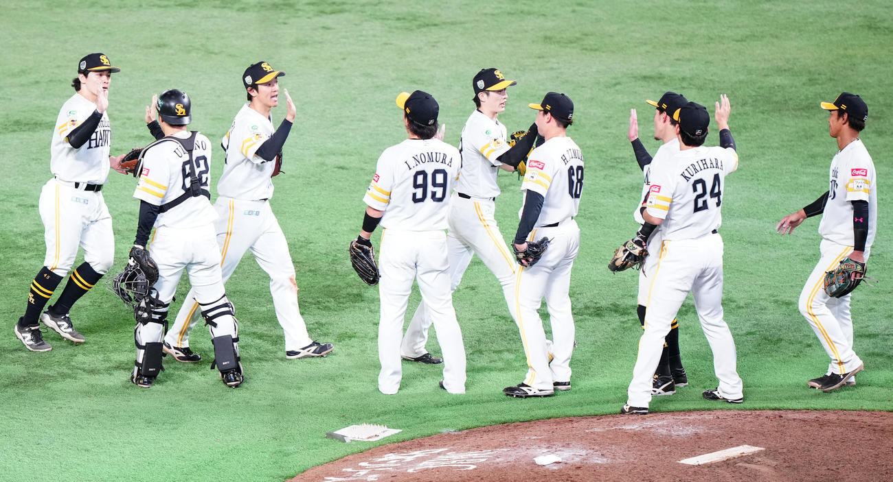 ソフトバンク対阪神　阪神に勝利し、ハイタッチする周東（中央）らソフトバンクナイン（撮影・鈴木みどり）