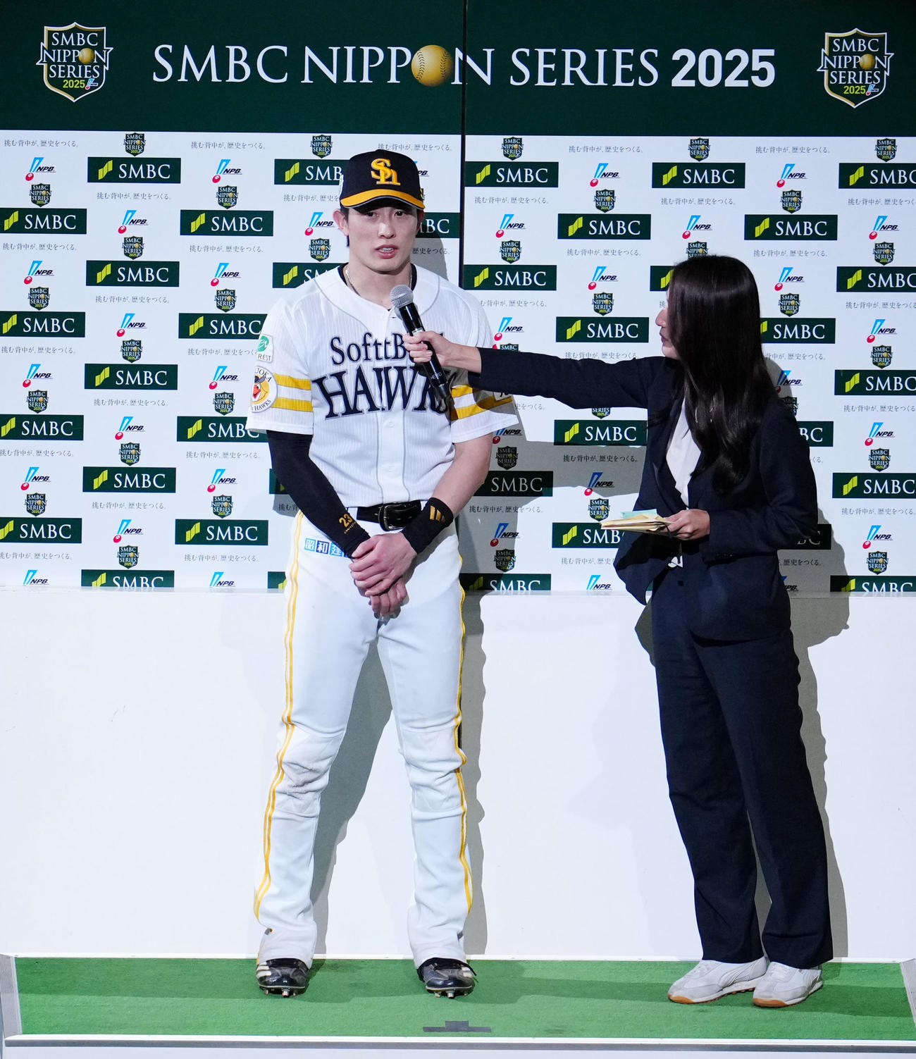 ソフトバンク対阪神　試合後、インタビューを受けるソフトバンク周東（左）（撮影・江口和貴）