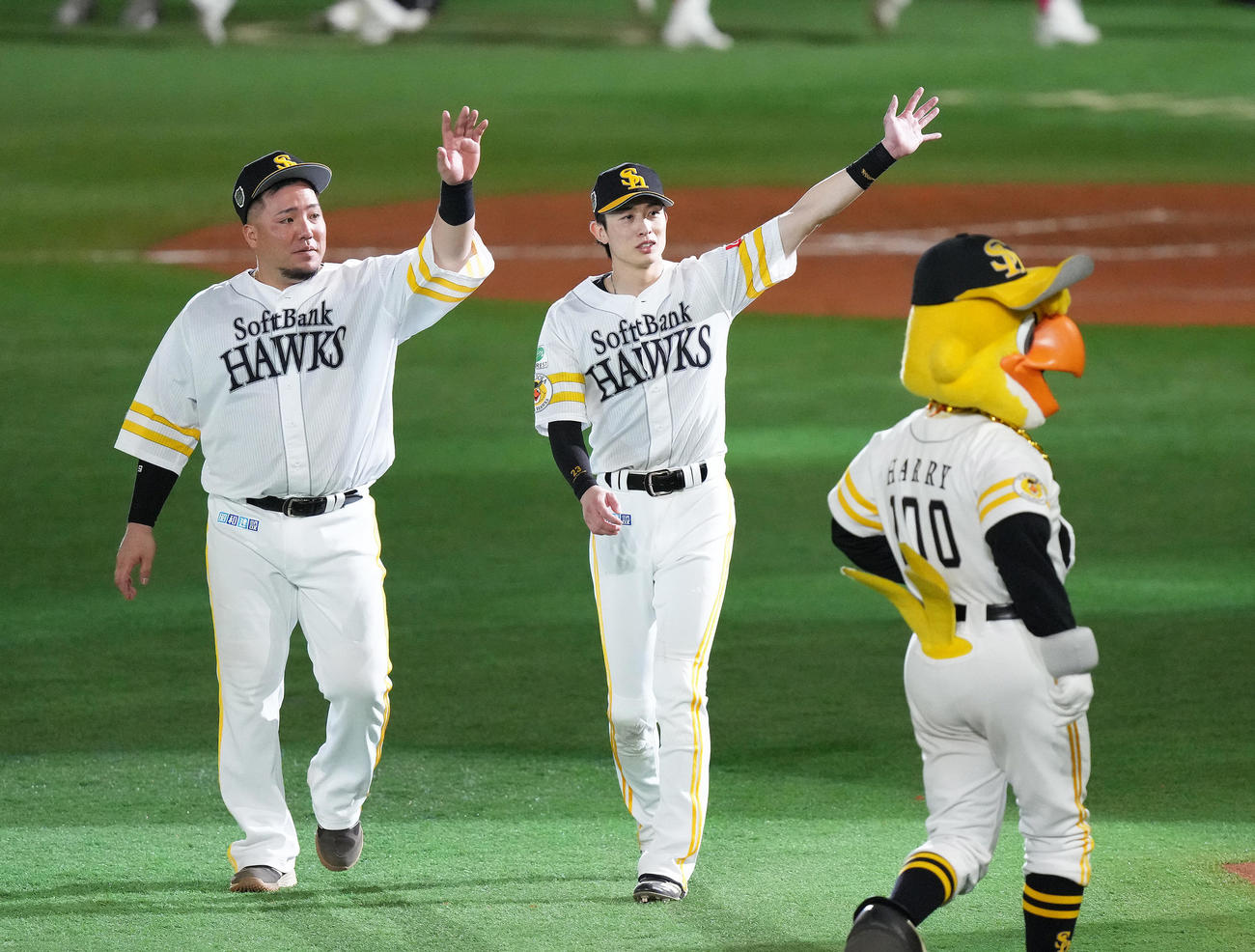 ソフトバンク対阪神　ファンの声援に応えるソフトバンクの山川（左）と周東（撮影・足立雅史）