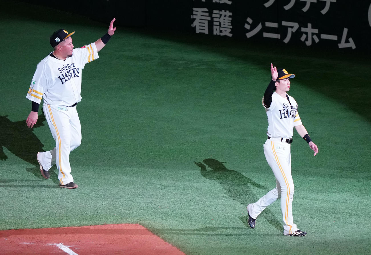 ソフトバンク対阪神　阪神に勝利し、ファンの声援に応えるソフトバンク周東（右）と山川（撮影・鈴木みどり）