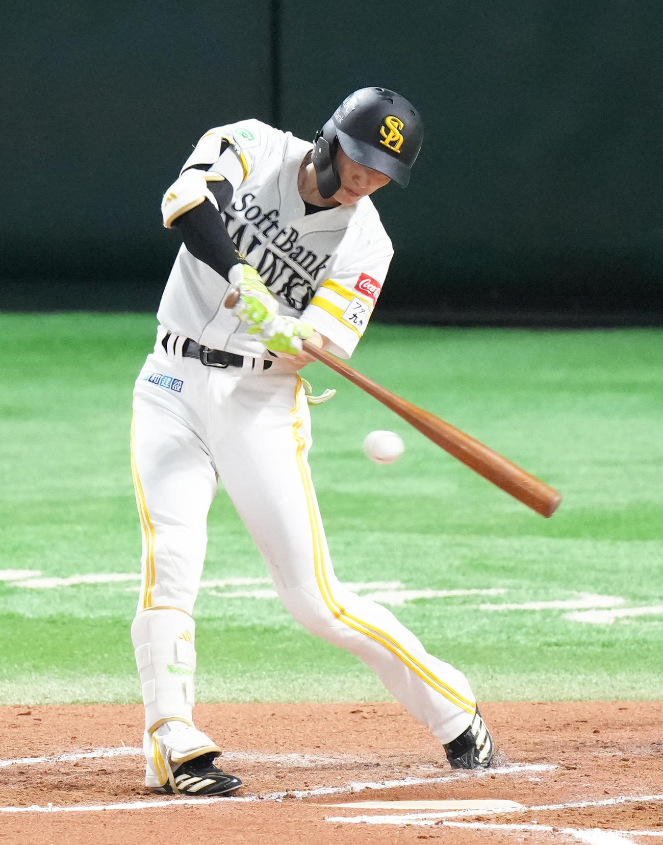 ソフトバンク対阪神　7回裏ソフトバンク2死、周東は左二塁打を放ち日本シリーズ1試合最多安打記録を更新する5安打を達成する（撮影・足立雅史）