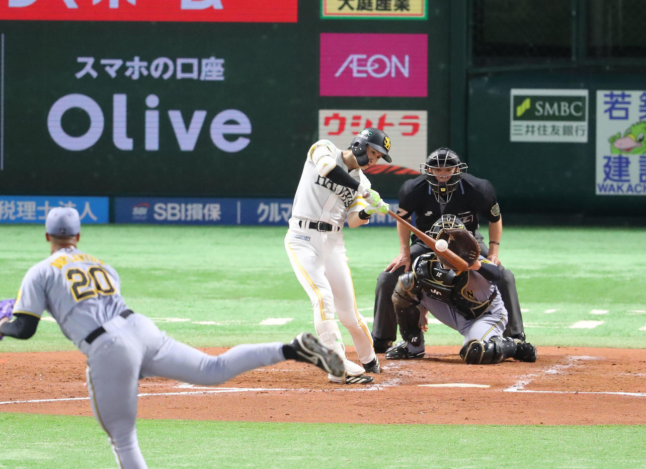 ソフトバンク対阪神　2回裏ソフトバンク2死一塁、周東は左越えに適時三塁打を放つ（撮影・梅根麻紀）