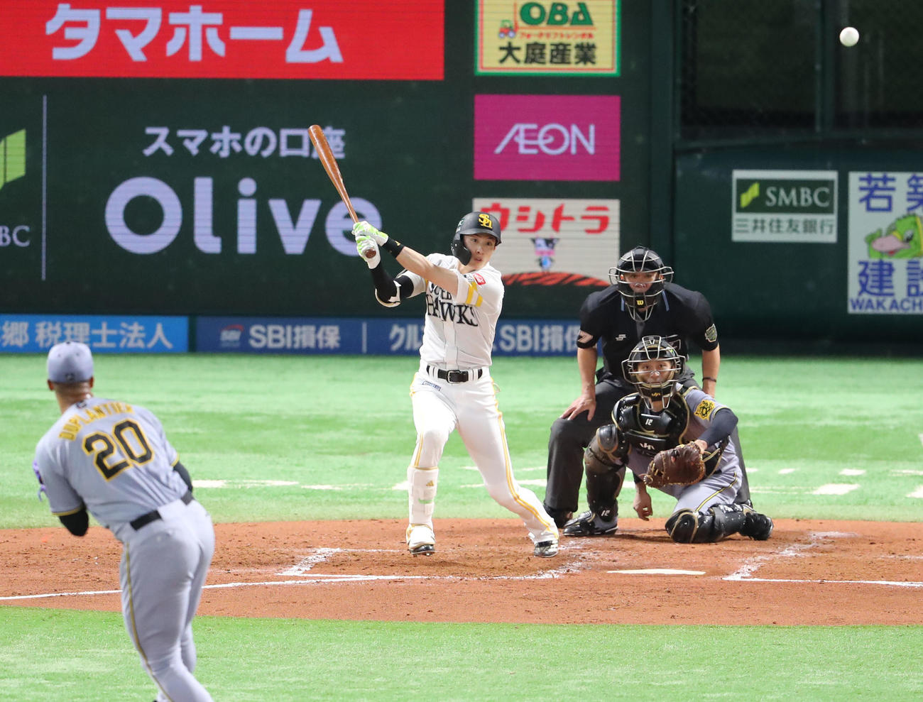 ソフトバンク対阪神　2回裏ソフトバンク2死一塁、周東は左越えに適時三塁打を放つ（撮影・梅根麻紀）