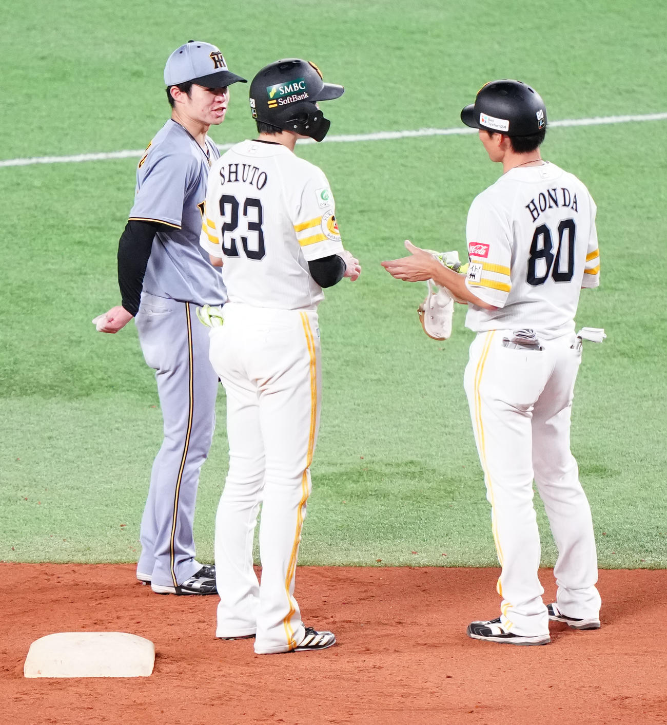 ソフトバンク対阪神　7回裏ソフトバンク2死、左二塁打を放ち、1試合5安打の日本シリーズ新記録を達成した周東（中央）に声をかける二塁手中野（撮影・鈴木みどり）