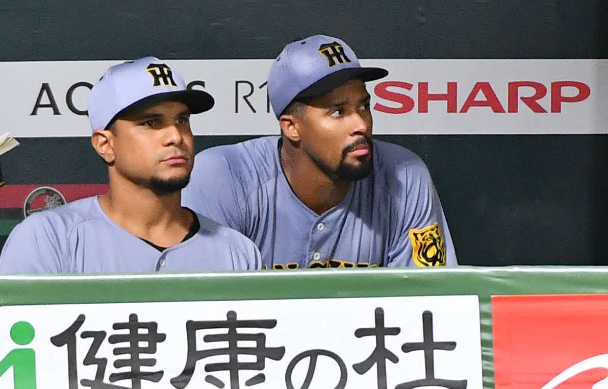 ソフトバンク対阪神　2回途中で降板したデュプランティエ（右）はベンチで肩を落とす（撮影・岩下翔太）