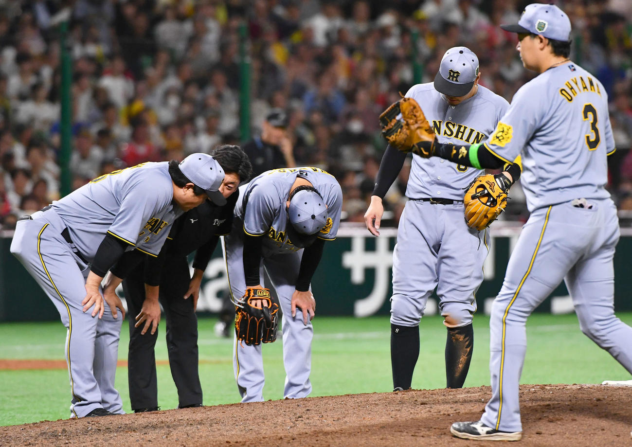 ソフトバンク対阪神　3回裏ソフトバンク2死一、二塁、柳町の投手返しが当たった岩貞（中央）のもとに集まる阪神ナイン（撮影・岩下翔太）