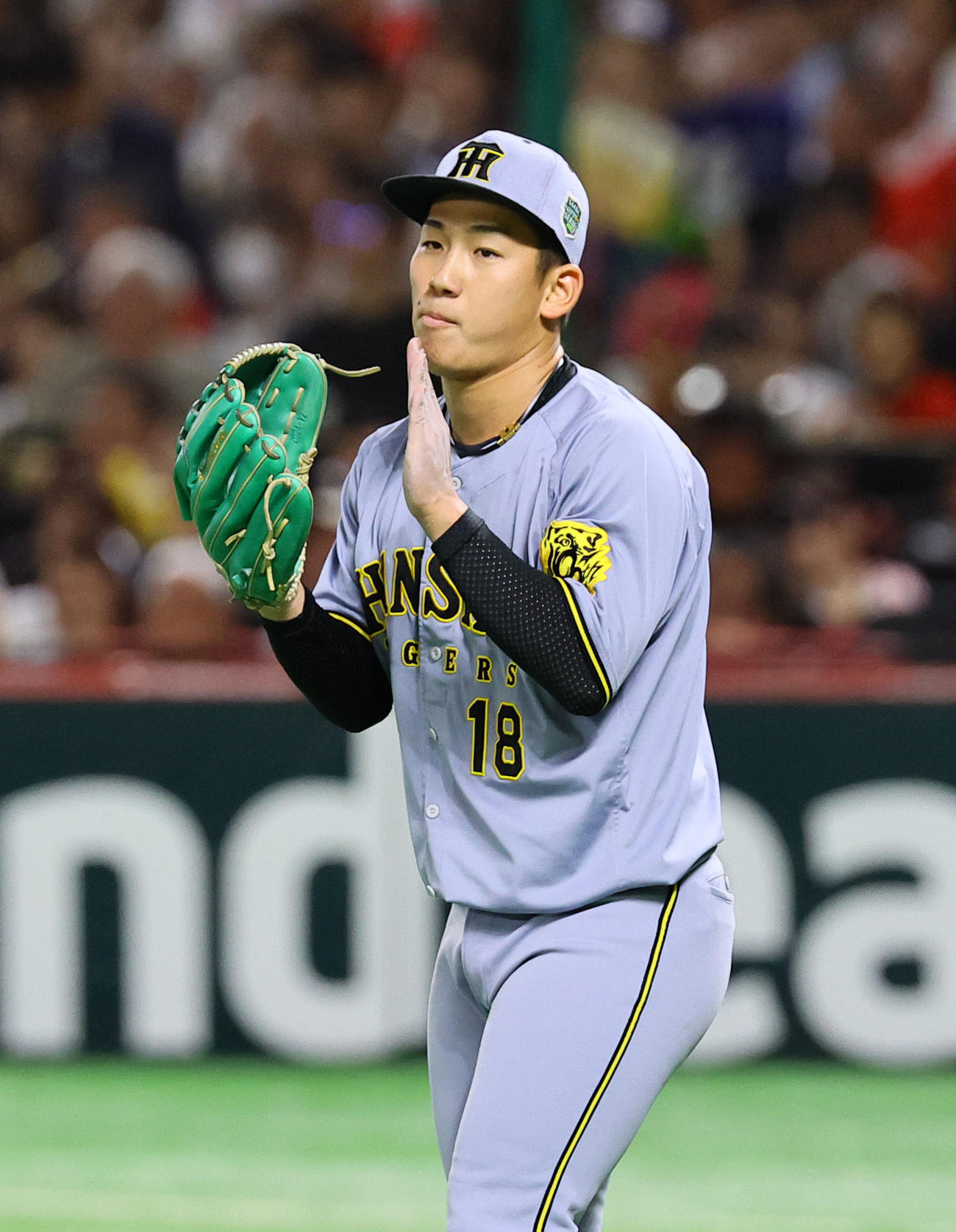 ソフトバンク対阪神　3回裏ソフトバンク2死満塁、近藤を遊ゴロに打ち取りグラブをたたく伊原（撮影・藤尾明華）