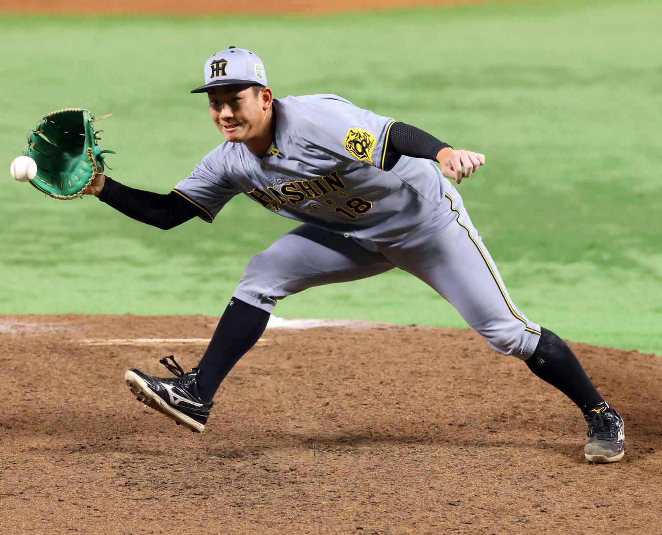 ソフトバンク対阪神　4回裏ソフトバンク2死、川瀬を投直に仕留める伊原（撮影・浅見桂子）