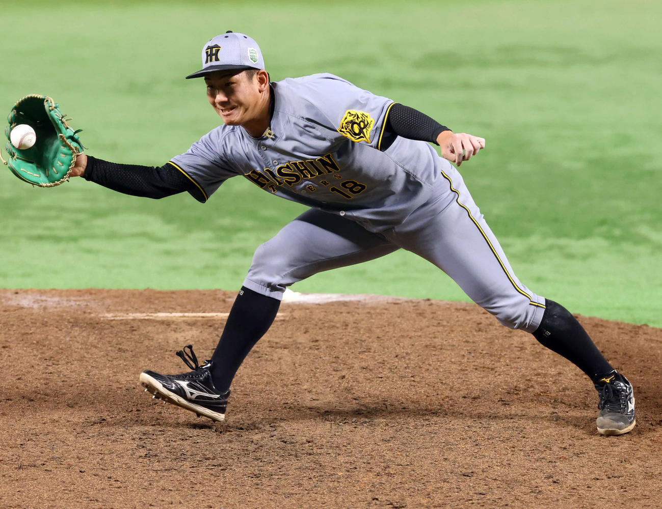 ソフトバンク対阪神　4回裏ソフトバンク2死、川瀬を投直に仕留める伊原（撮影・浅見桂子）