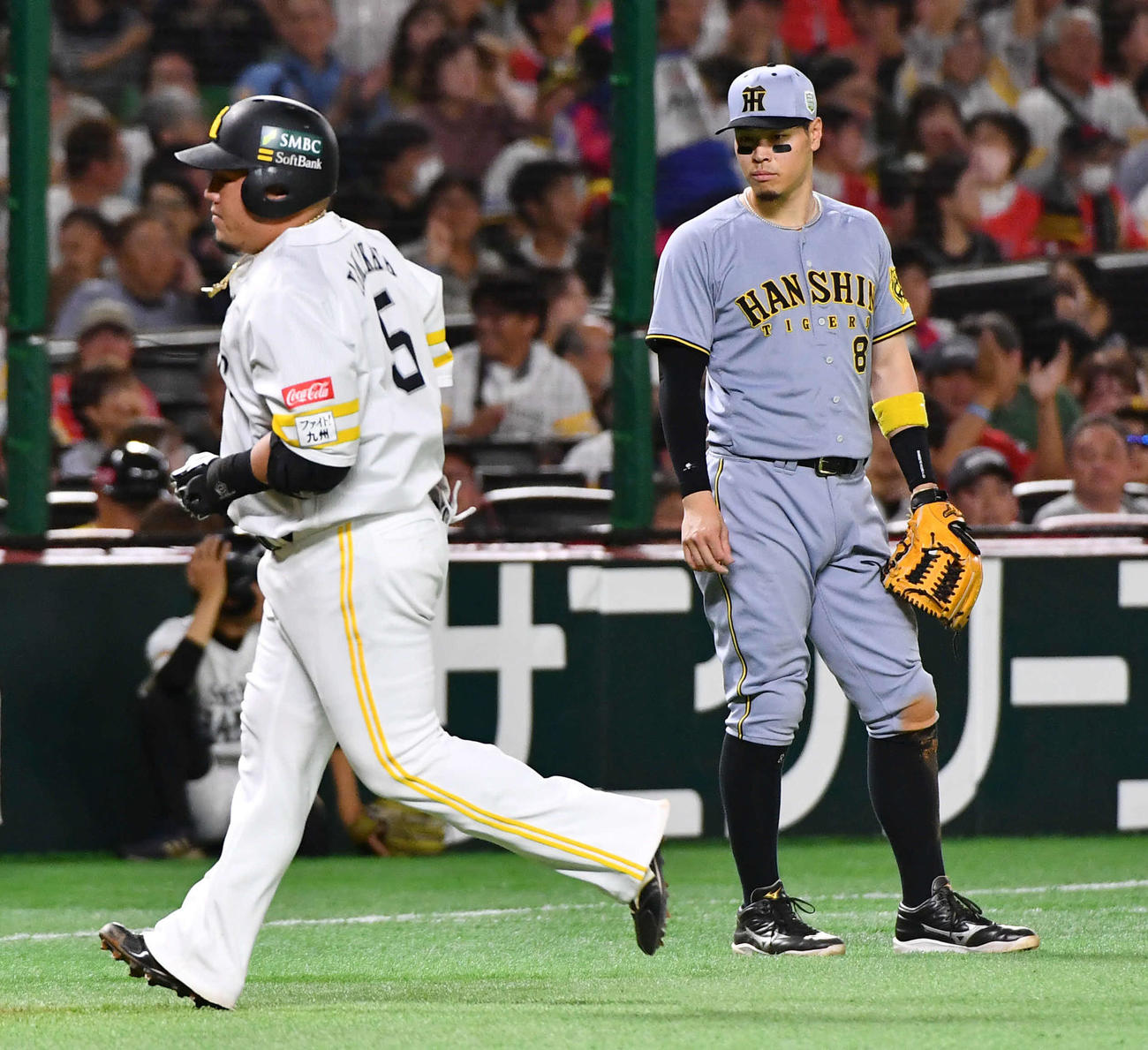 ソフトバンク対阪神　2回裏ソフトバンク2死一、二塁、左中間へ3点本塁打を放った山川（左）を見つめる佐藤輝（撮影・岩下翔太）