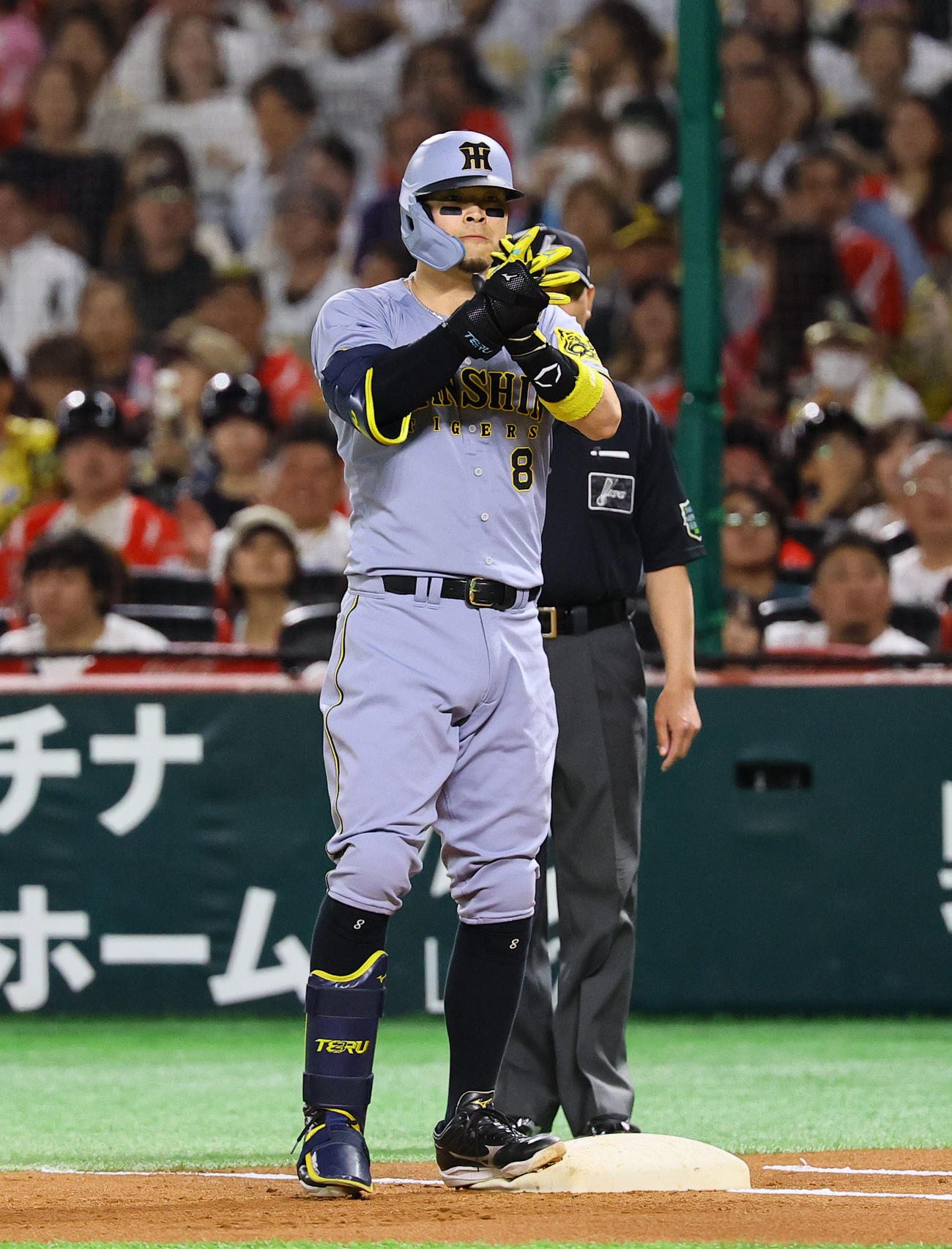 ソフトバンク対阪神　1回表阪神1死二、三塁、佐藤輝は右前に先制適時打を放ち手をたたく（撮影・藤尾明華）