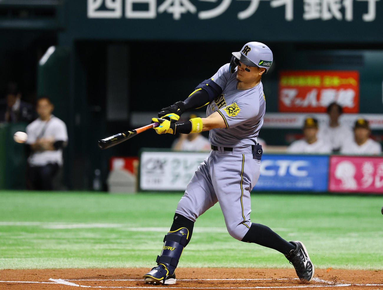 ソフトバンク対阪神　1回表阪神1死二、三塁、佐藤輝は右前に先制適時打を放つ（撮影・藤尾明華）
