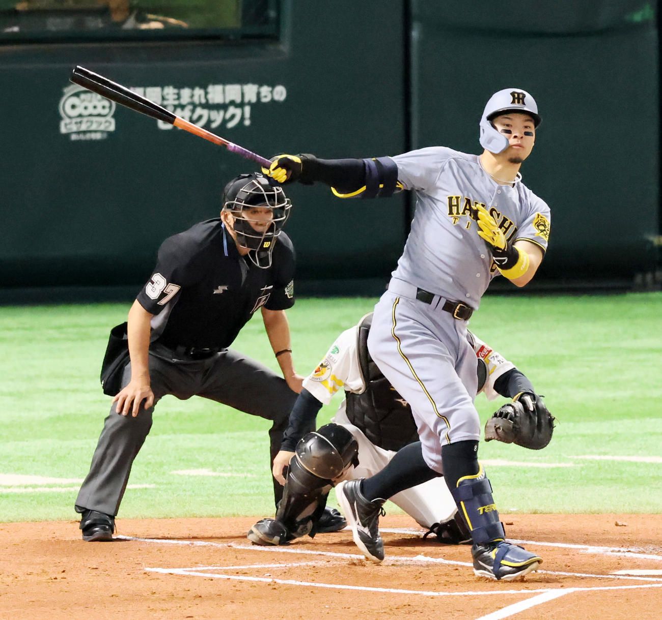 ソフトバンク対阪神　1回表阪神1死二、三塁、佐藤輝は右前適時打を放つ（撮影・加藤哉）