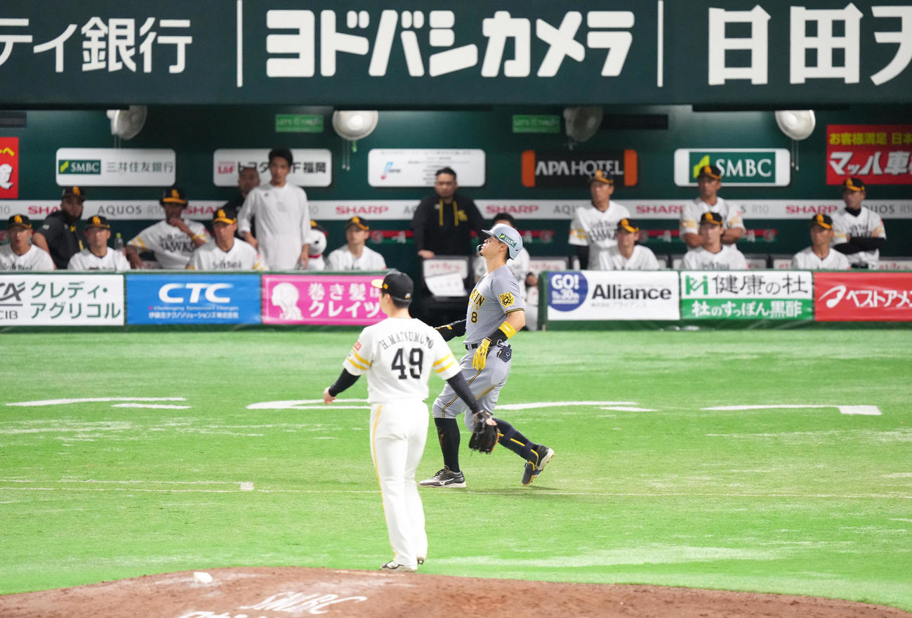 ソフトバンク対阪神　9回表阪神無死一塁、佐藤輝は遊直に倒れる（撮影・足立雅史）