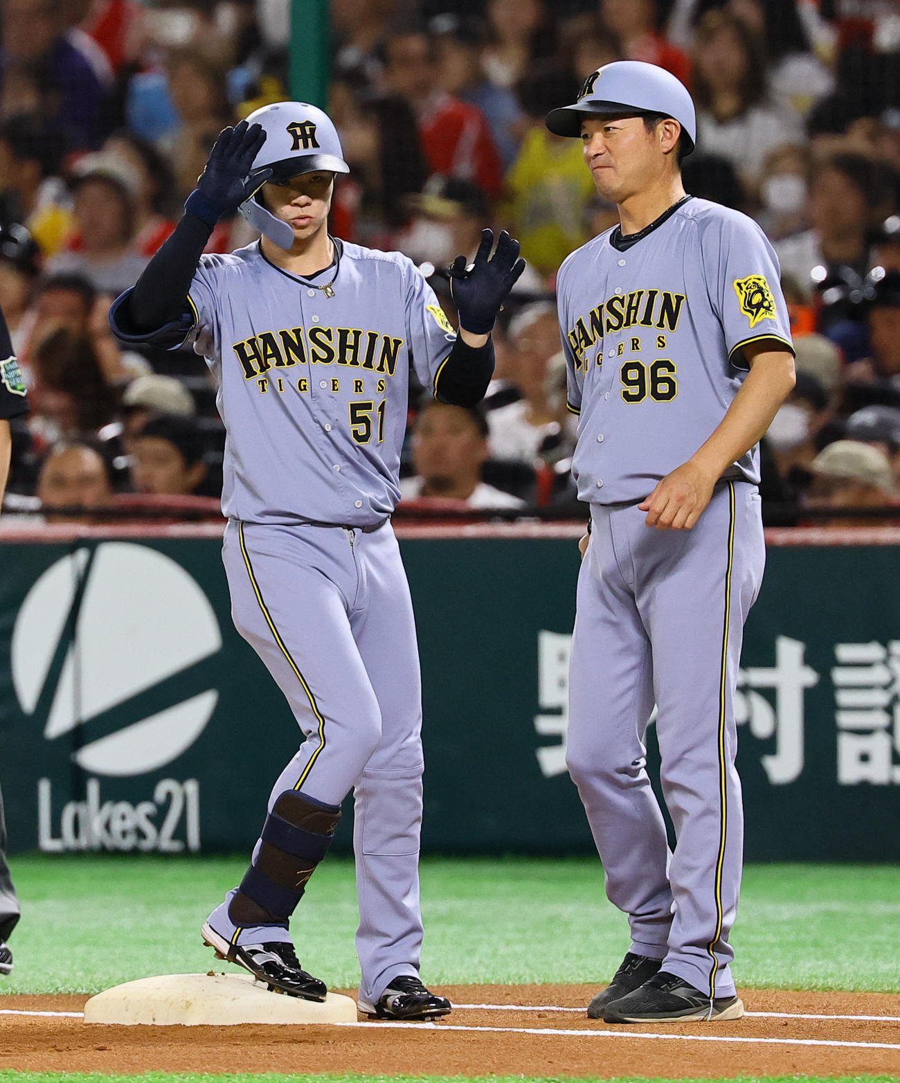 ソフトバンク対阪神　1回表阪神1死、中野は中前打を放ちポーズをとる（撮影・藤尾明華）