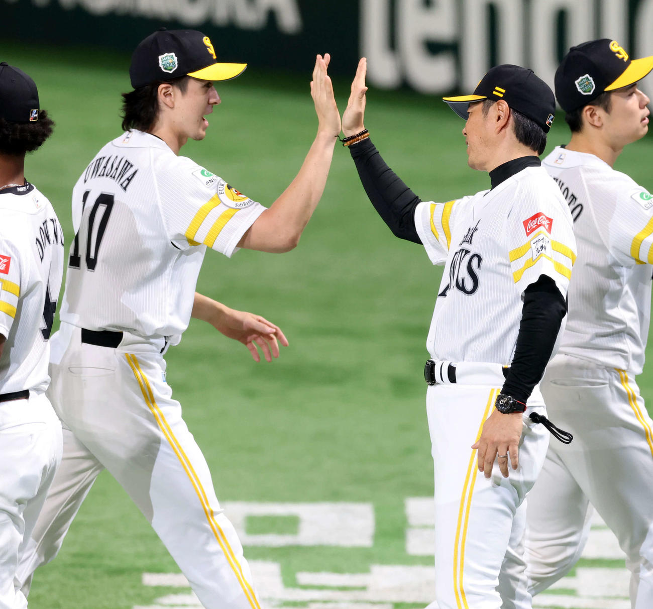ソフトバンク対阪神　勝利投手のソフトバンク上沢（左）をハイタッチで迎える小久保監督（撮影・浅見桂子）