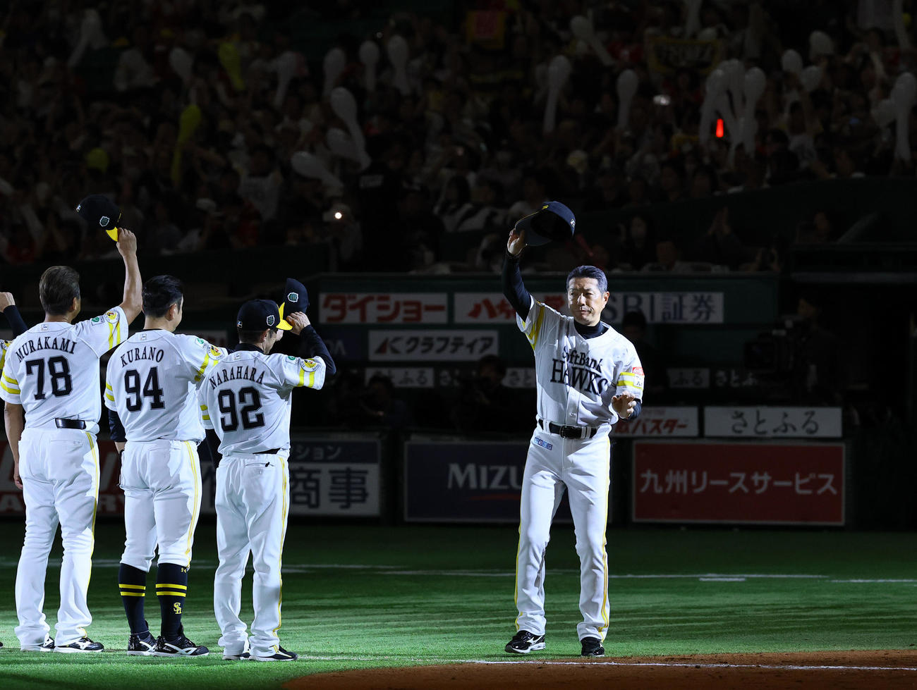 ソフトバンク対阪神　阪神に勝利し、ファンにあいさつするソフトバンク小久保監督（撮影・藤尾明華）
