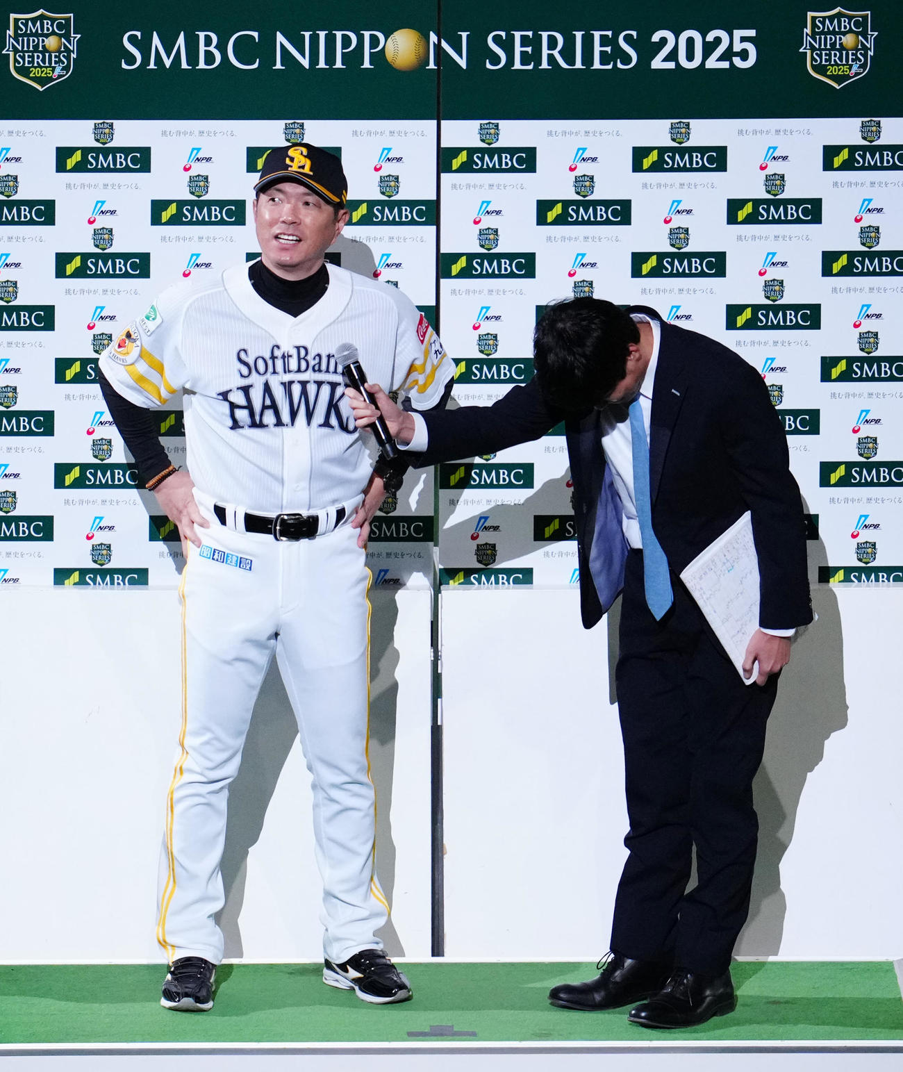ソフトバンク対阪神　試合後、インタビューを受けるソフトバンク小久保監督（左）（撮影・江口和貴）