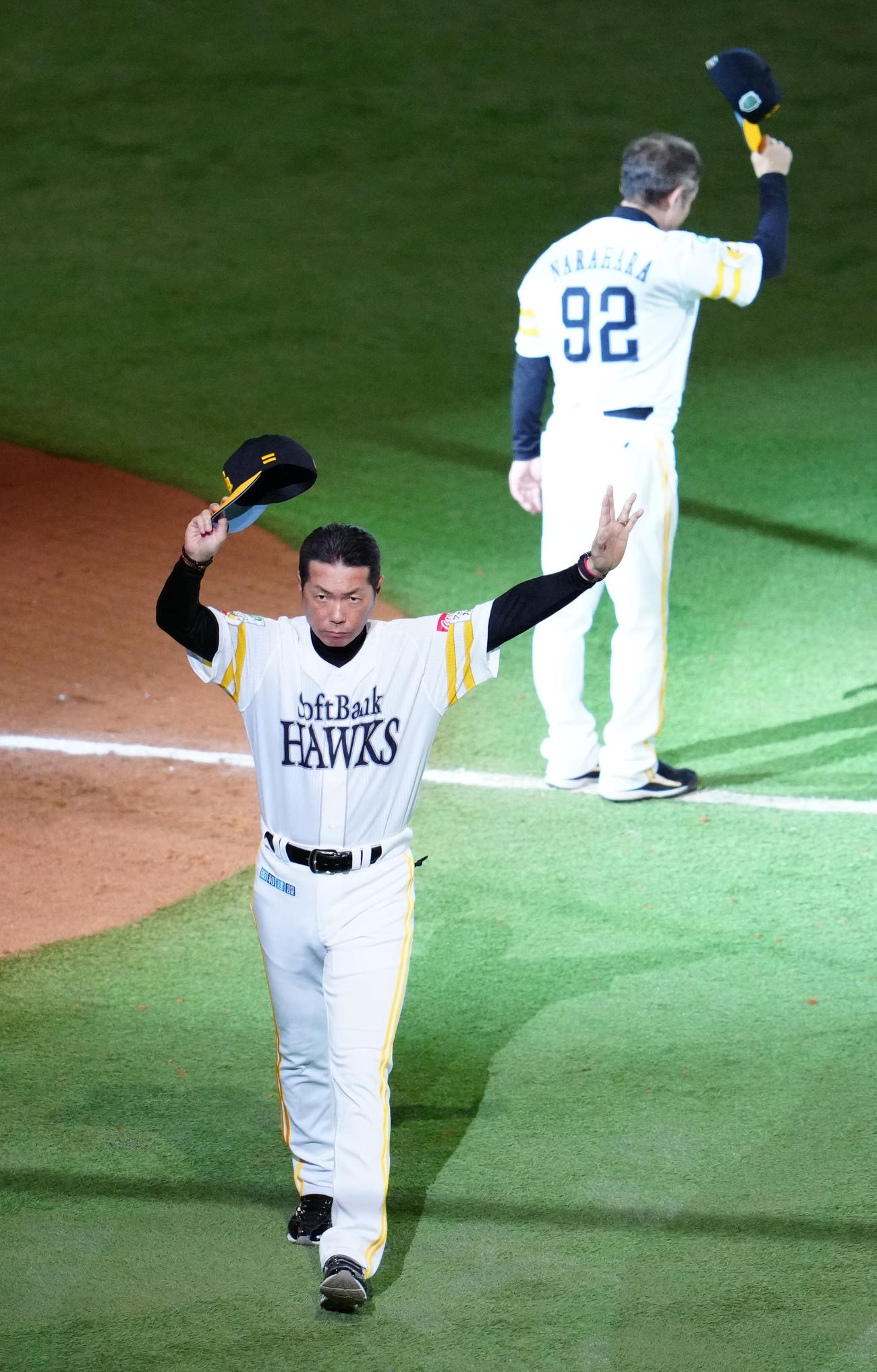 ソフトバンク対阪神　試合後、声援に応えるソフトバンク小久保監督（撮影・江口和貴）
