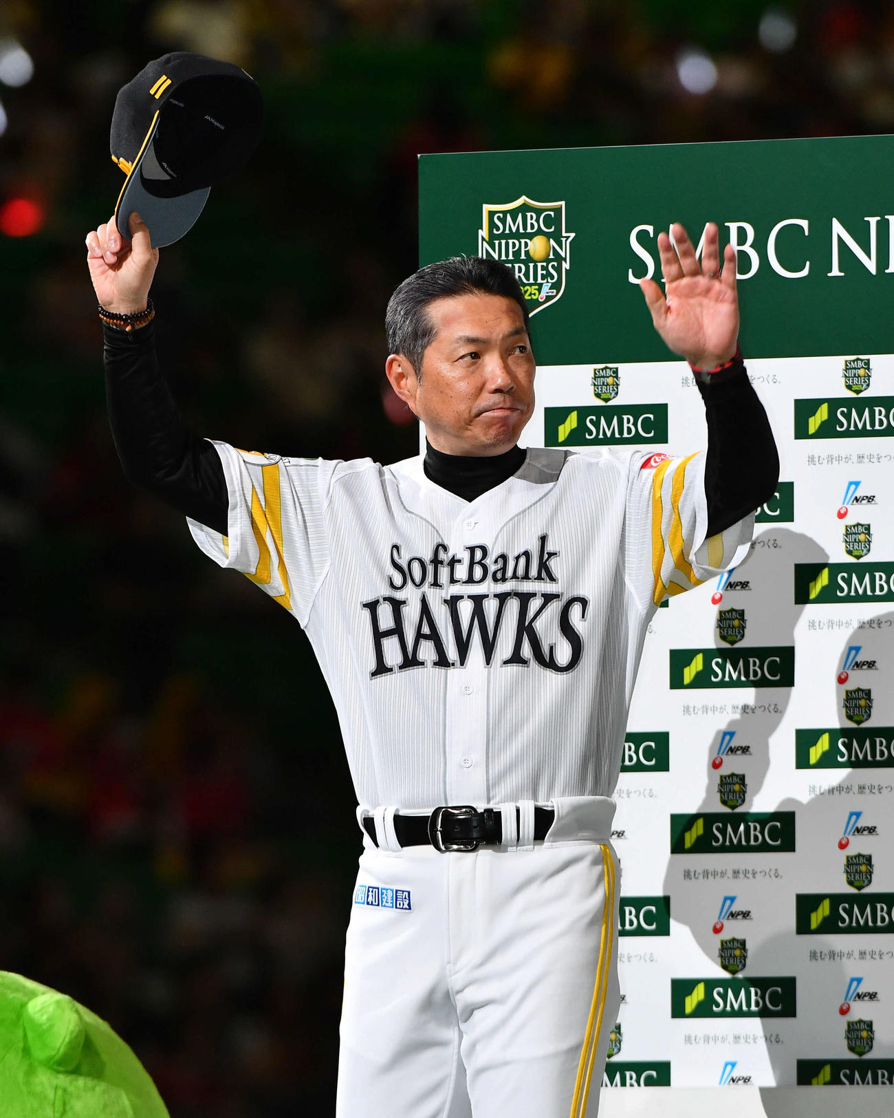 ソフトバンク対阪神　勝利監督インタビューでファンに手を振るソフトバンク小久保監督（撮影・岩下翔太）
