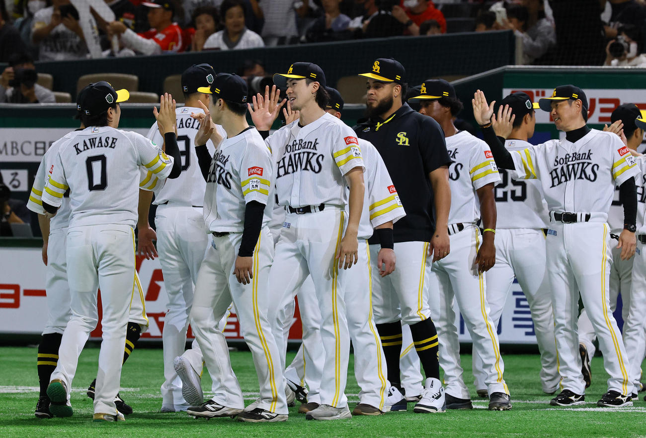 ソフトバンク対阪神　阪神に勝利し、ナインとタッチを交わすソフトバンク上沢（左から4人目）。右端は小久保監督（撮影・藤尾明華）