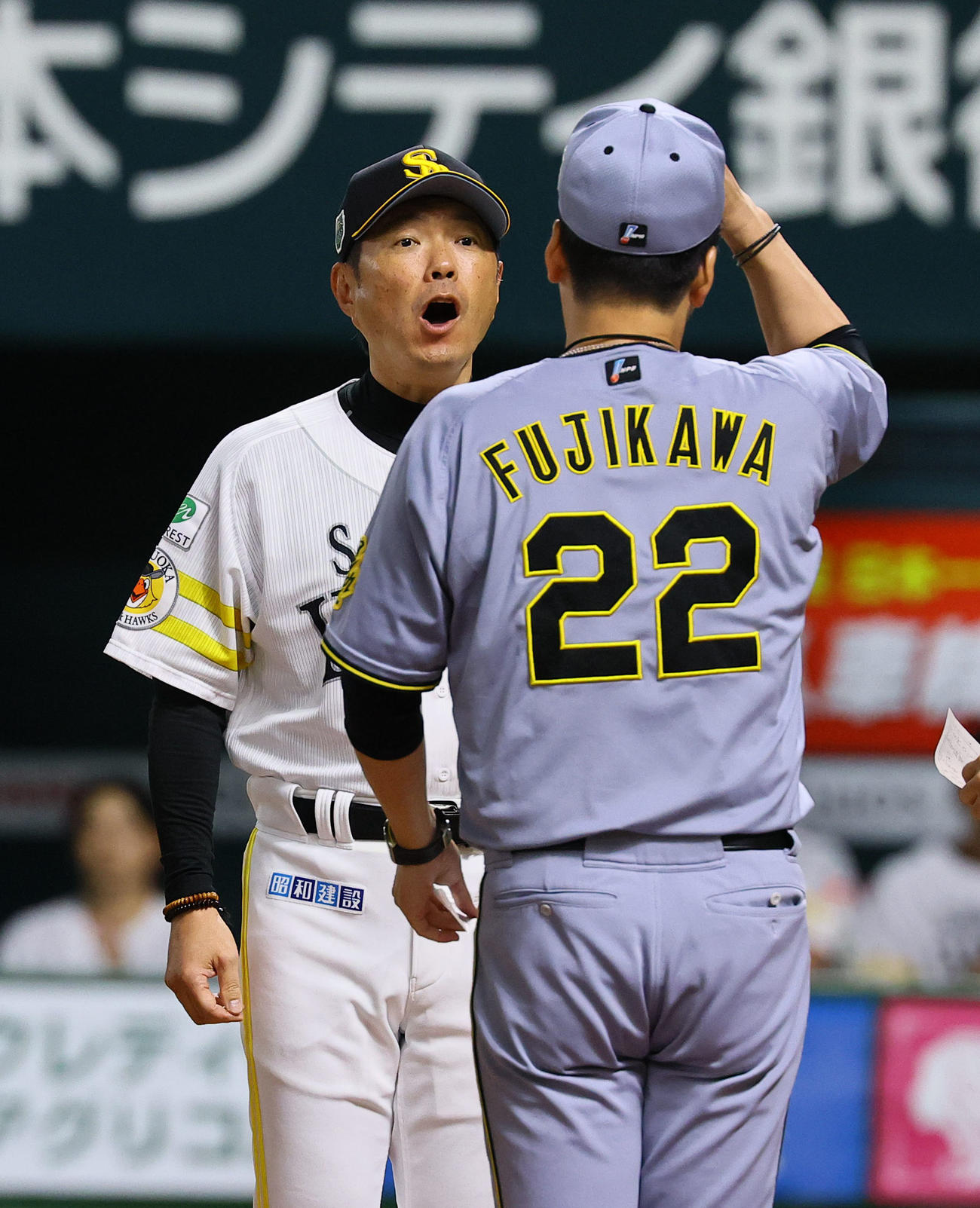 ソフトバンク対阪神　メンバー表交換で阪神藤川監督と言葉を交わすソフトバンク小久保監督（撮影・藤尾明華）