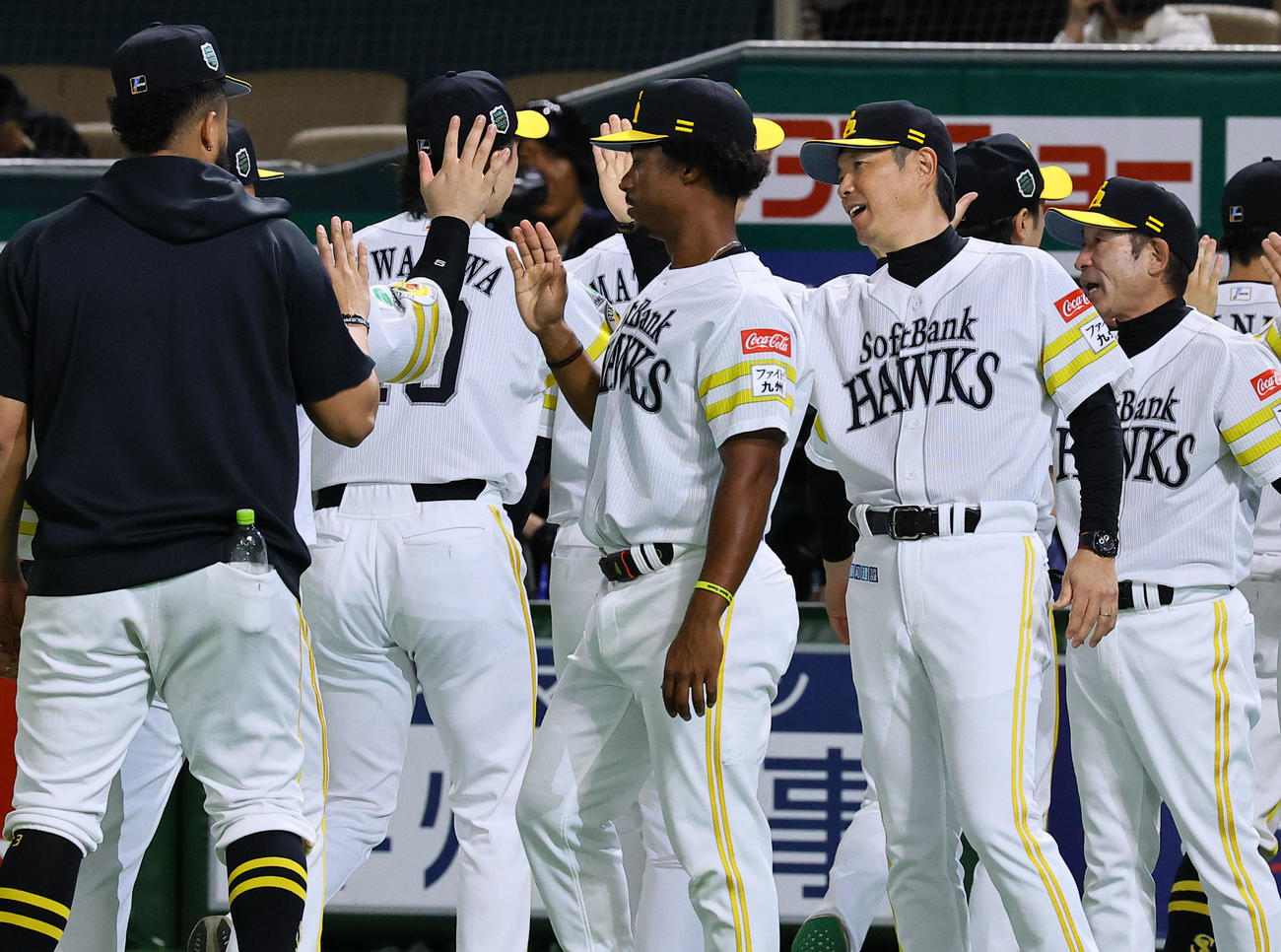 ソフトバンク対阪神　阪神に勝利し、ナインとタッチを交わすソフトバンク小久保監督（右から2人目）（撮影・藤尾明華）