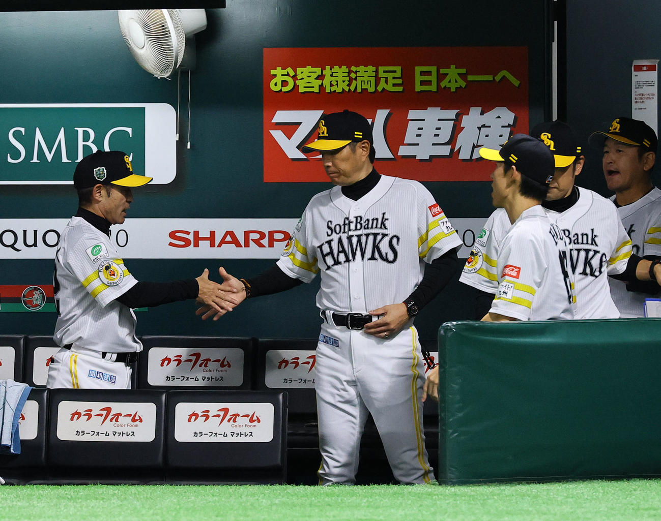 ソフトバンク対阪神　阪神に勝利し、コーチ陣と握手を交わすソフトバンク小久保監督（中央）（撮影・藤尾明華）