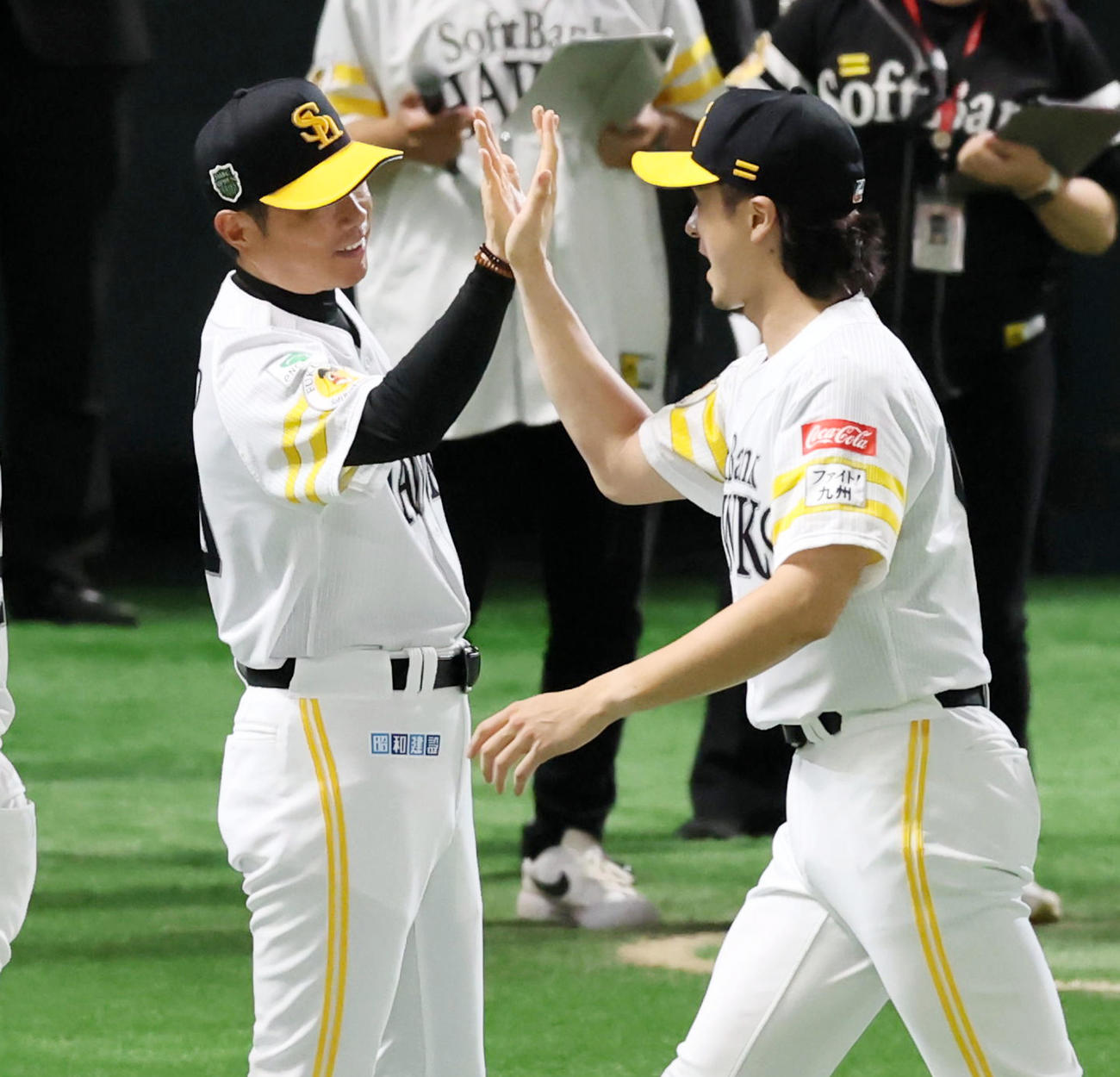 ソフトバンク対阪神　阪神に勝利しソフトバンク小久保監督（左）は上沢とタッチする（撮影・加藤哉）