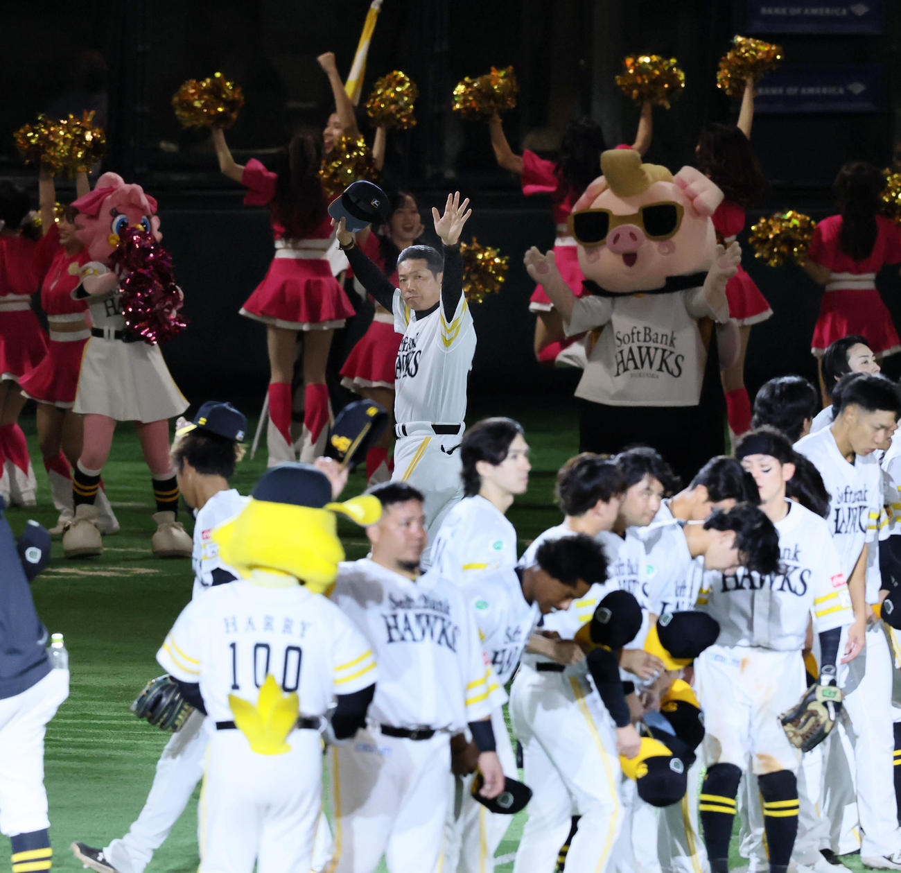 ソフトバンク対阪神　阪神に勝利しスタンドに向かって手をあげるソフトバンク小久保監督（撮影・加藤哉）