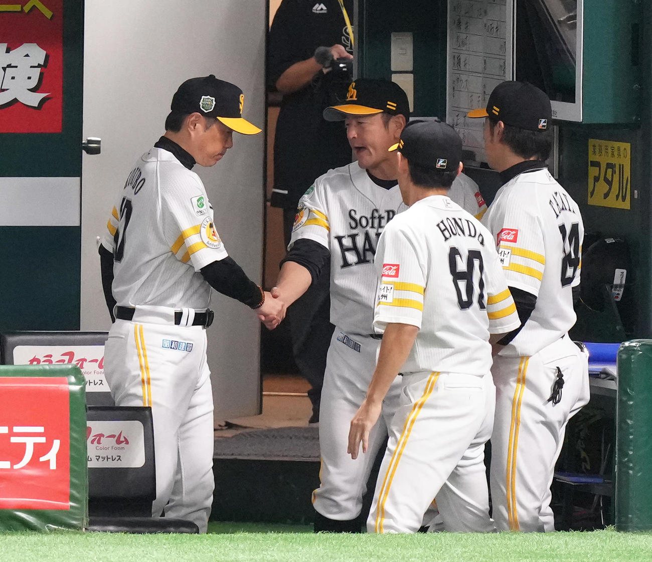 ソフトバンク対阪神　阪神に勝利し、スタッフと握手を交わすソフトバンク小久保監督（左端）（撮影・足立雅史）