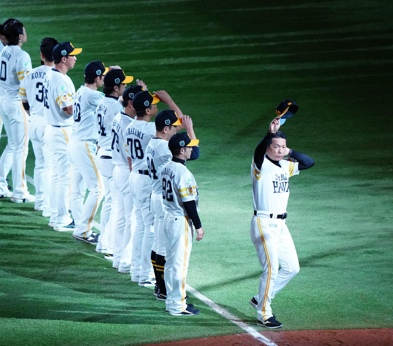 ソフトバンク対阪神　阪神に勝利し、声援に応えるソフトバンク小久保監督（右）（撮影・鈴木みどり）