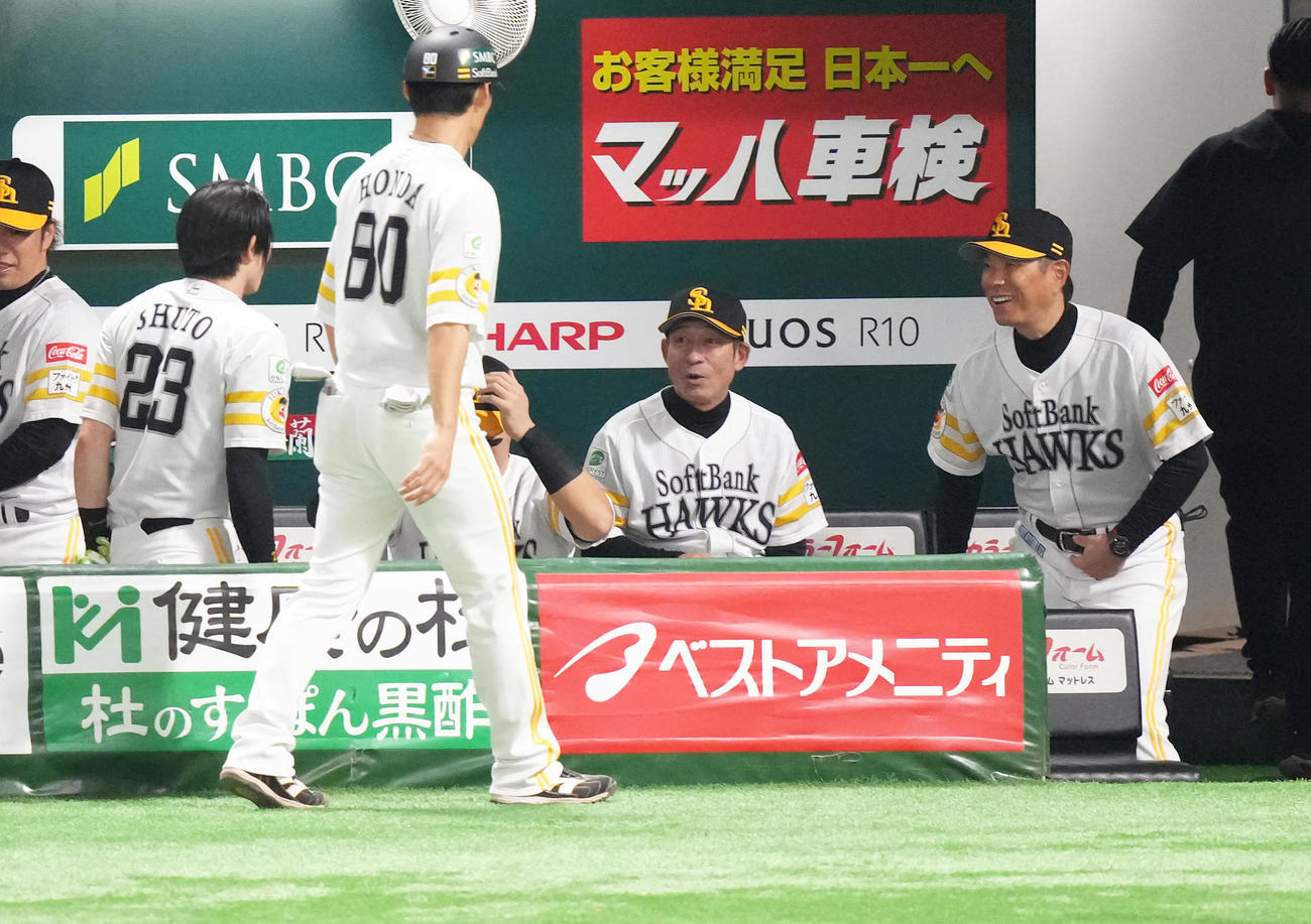 ソフトバンク対阪神　日本シリーズ1試合最多安打記録を更新する5安打を達成した周東（左端）に笑顔で声をかける小久保監督（右端）（撮影・足立雅史）