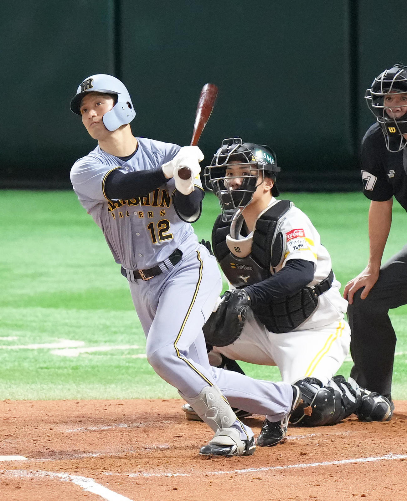 ソフトバンク対阪神　5回表阪神無死、坂本は左前打を放つ（撮影・足立雅史）