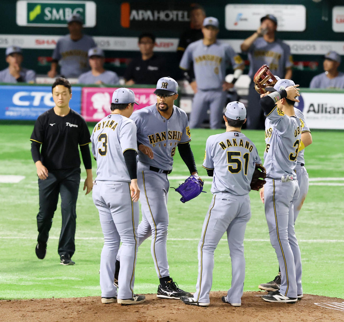 ソフトバンク対阪神　2回裏ソフトバンク2死二塁、打者栗原を迎えたところで降板するデュプランティエ（撮影・加藤哉）