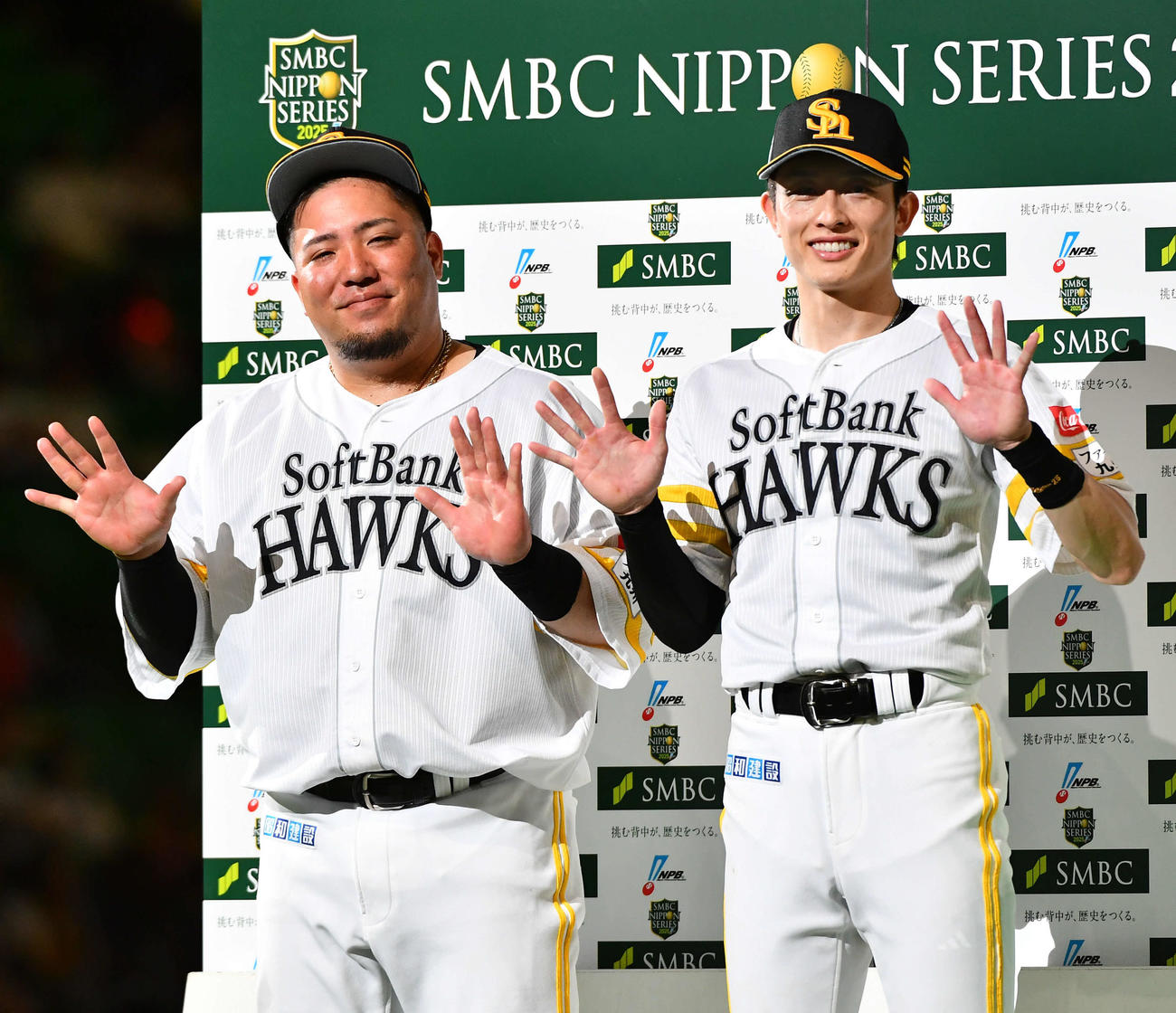 ソフトバンク対阪神　お立ち台で日本シリーズ1試合最多安打記録の5安打を放った周東（右）は山川とポーズを決める（撮影・岩下翔太）