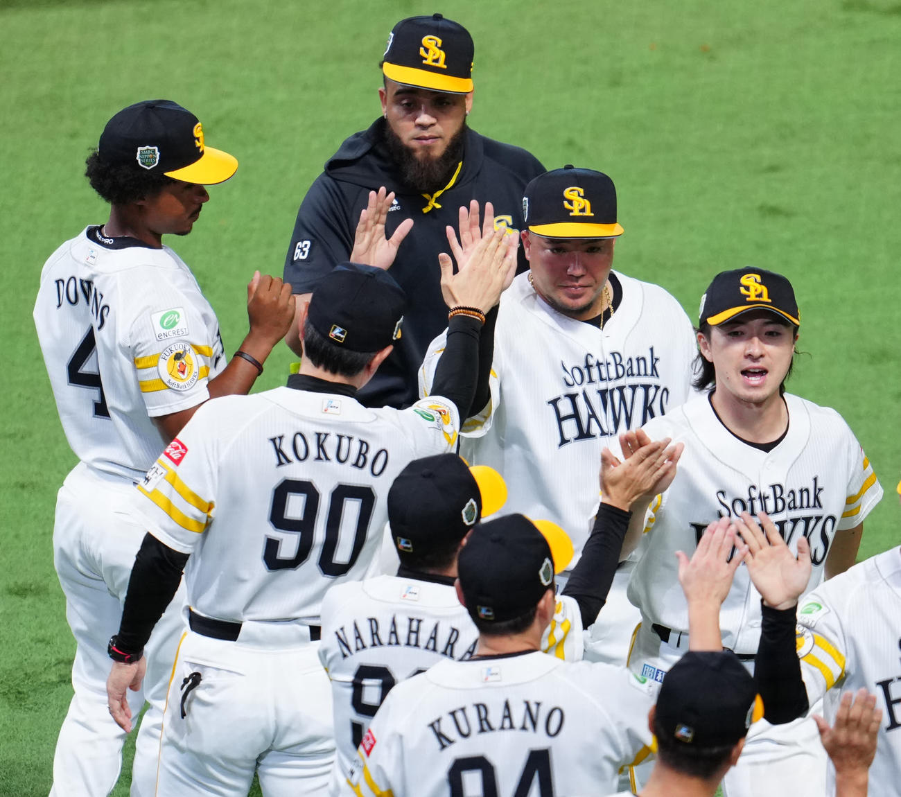 ソフトバンク対阪神　阪神に勝利し、ソフトバンク小久保監督（左から2人目）とタッチを交わす山川（撮影・江口和貴）