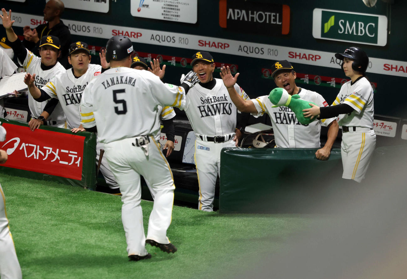 ソフトバンク対阪神　2回裏ソフトバンク2死一、二塁、山川（手前）が3点本塁打を放ち、笑顔で迎える小久保監督（中央）ら（撮影・浅見桂子）