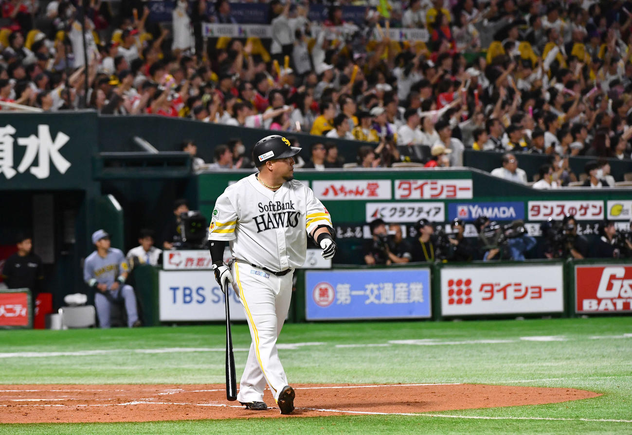 ソフトバンク対阪神　2回裏ソフトバンク2死一、二塁、山川は左中間へ3点本塁打を放つ（撮影・岩下翔太）