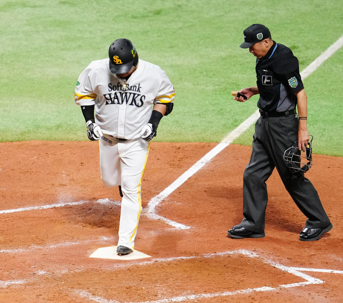 ソフトバンク対阪神　2回裏ソフトバンク2死一、二塁、3点本塁打を放ち生還する山川（左）（撮影・江口和貴）