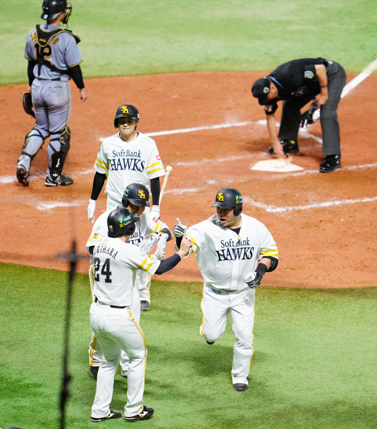 ソフトバンク対阪神　2回裏ソフトバンク2死一、二塁、3点本塁打を放ち生還する山川（手前右）（撮影・江口和貴）