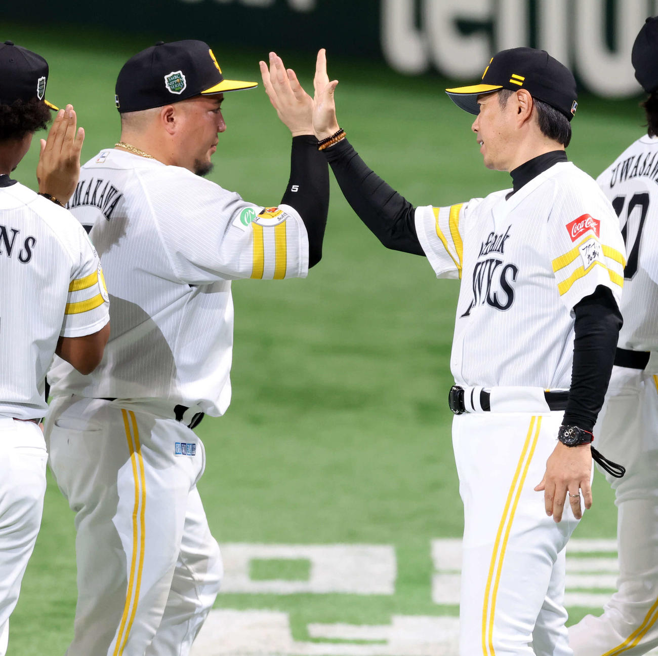 ソフトバンク対阪神　山川（左）ら選手たちをハイタッチで迎えるソフトバンク小久保監督（撮影・浅見桂子）