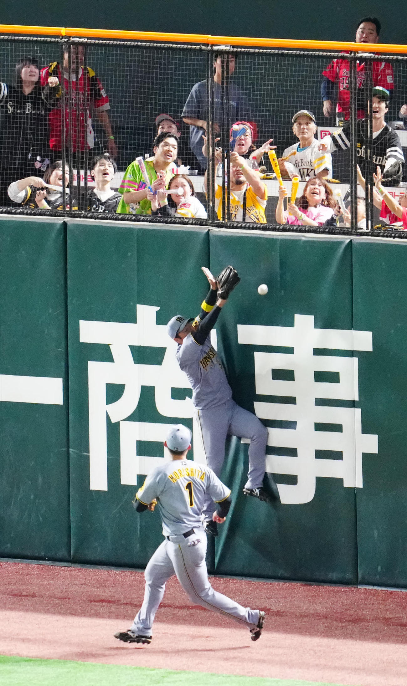 ソフトバンク対阪神　1回裏ソフトバンク2死一、二塁、山川のフェンス直撃2点適時二塁打となった打球の捕球を試みる中堅手近本（後方）（撮影・江口和貴）